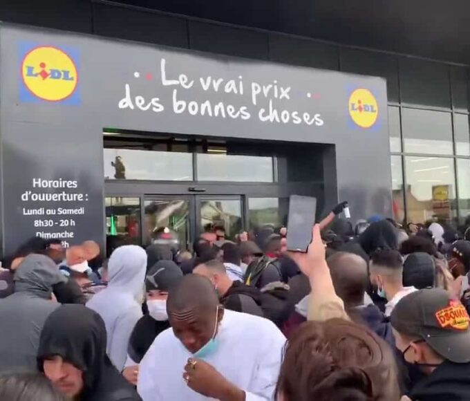 La vente avortée de PS4 à bas prix par un Lidl de région parisienne déchaîne les foules et Internet
