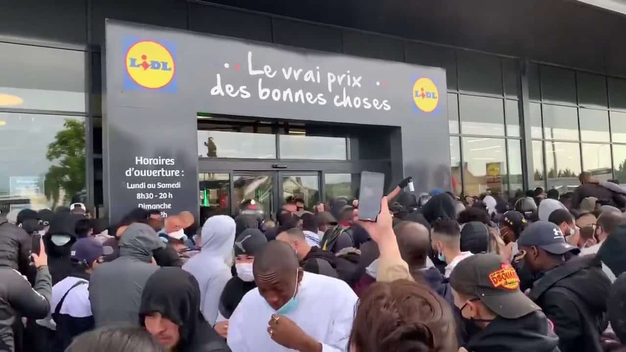 La vente avortée de PS4 à bas prix par un Lidl de région parisienne déchaîne les foules et Internet