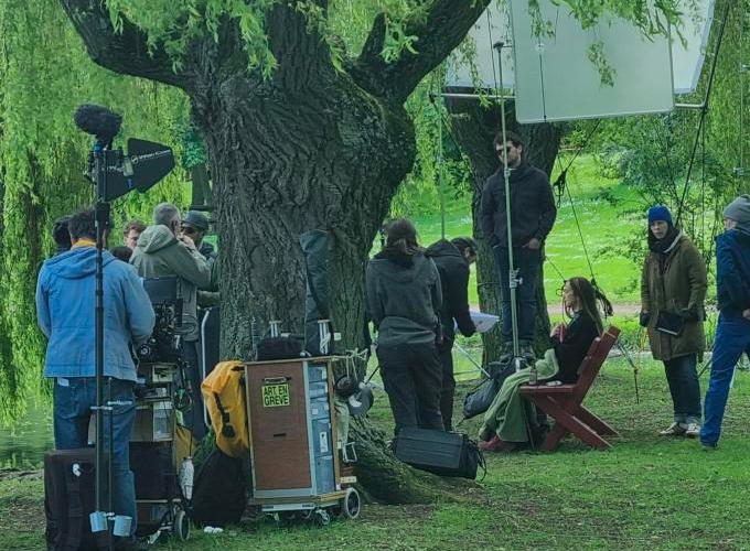 Arte présente sa nouvelle série "Le Monde n’existe pas" avec Niels Schneider