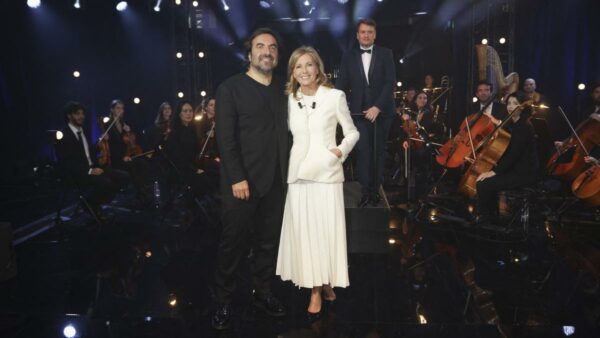 Le mardi 12 mars, France 2 propose un numéro spécial de son émission Le Grand Échiquier pour rendre hommage à Édith Piaf, monument de la chanson française.