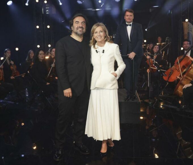 Le mardi 12 mars, France 2 propose un numéro spécial de son émission Le Grand Échiquier pour rendre hommage à Édith Piaf, monument de la chanson française.