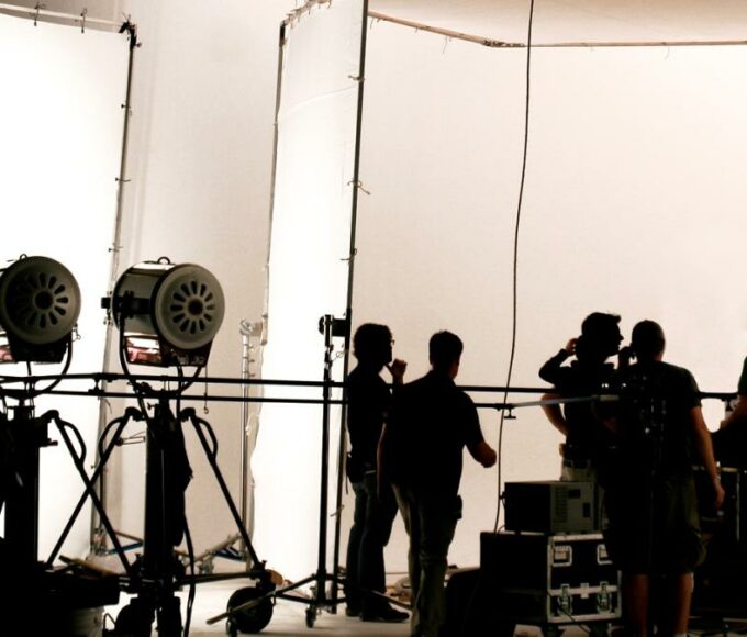 Le 9 avril 2024, France 2 a commencé le tournage de la série "Surface" avec Laura Smet et Tomer Sisley