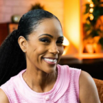 Traitée de "négr*sse de service" sur les réseaux sociaux, la journaliste Christine Kelly riposte subtilement sur Instagram