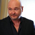 Cauet est mis en examen pour quatre viols et agressions sexuelles et placé sous contrôle judiciaire après 48 heures de garde à vue (RTL)