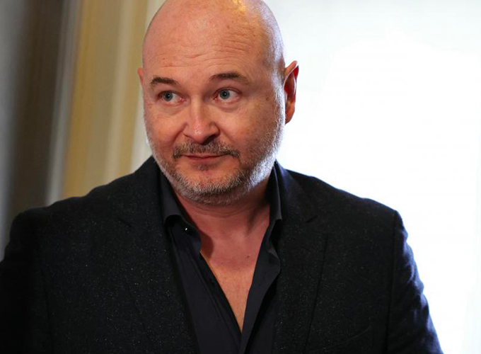 Cauet est mis en examen pour quatre viols et agressions sexuelles et placé sous contrôle judiciaire après 48 heures de garde à vue (RTL)