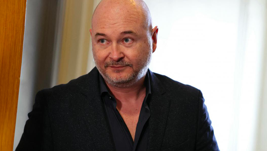 Cauet est mis en examen pour quatre viols et agressions sexuelles et placé sous contrôle judiciaire après 48 heures de garde à vue (RTL)