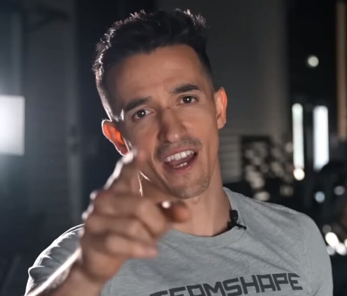 Tibo InShape a détrôné Squeezie en tant que premier youtubeur de France dans la nuit du 25 au 26 mai avec 18,9 millions abonnés