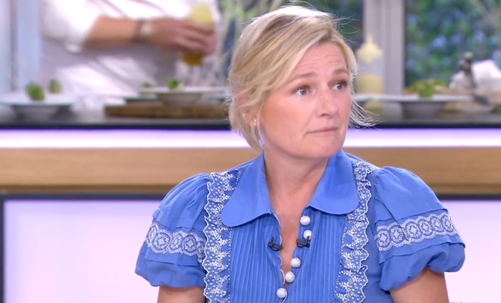 "C à vous" : Anne-Elisabeth Lemoine fait une gaffe, Monica Belluci la reprend (vidéo)