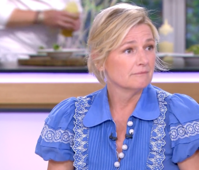 "C à vous" : Anne-Elisabeth Lemoine fait une gaffe, Monica Belluci la reprend (vidéo)