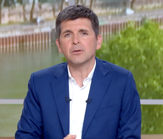Thomas Sotto présente ses excuses après la diffusion d'une affiche parodique dans "Télématin" lors des "4V" sur France 2