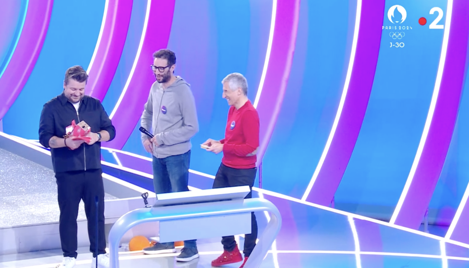 Zapping : Bruno Guillon fêtait son anniversaire dans une spéciale de "Chacun son tour" sur France 2, entouré de célébrités lui offrant des cadeaux aux messages osés