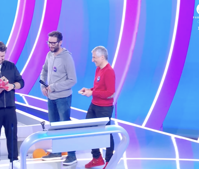 Zapping : Bruno Guillon fêtait son anniversaire dans une spéciale de "Chacun son tour" sur France 2, entouré de célébrités lui offrant des cadeaux aux messages osés