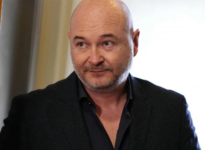 Malgré sa mise en examen pour viols et agressions sexuelles, Cauet saisit la justice afin de pouvoir revenir à l'antenne !