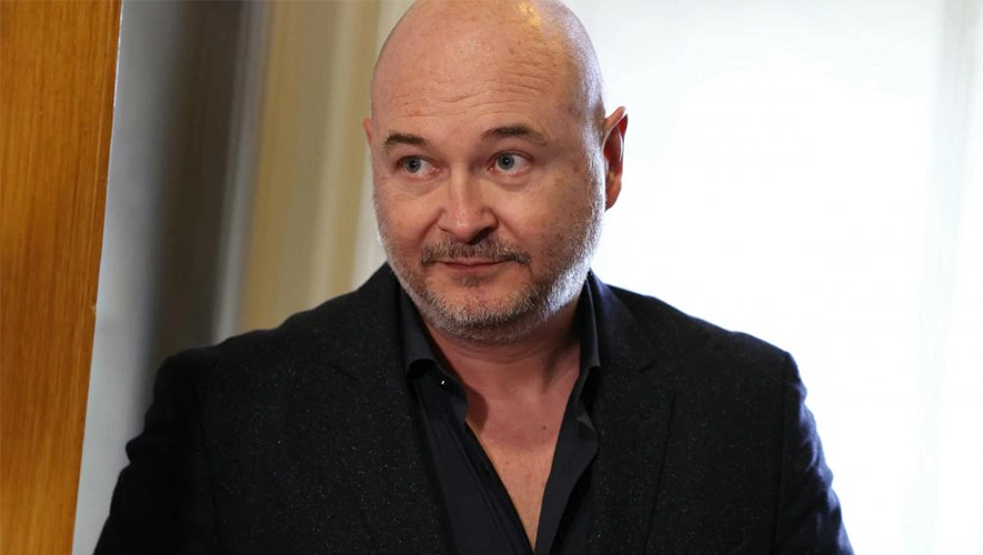 Malgré sa mise en examen pour viols et agressions sexuelles, Cauet saisit la justice afin de pouvoir revenir à l'antenne !