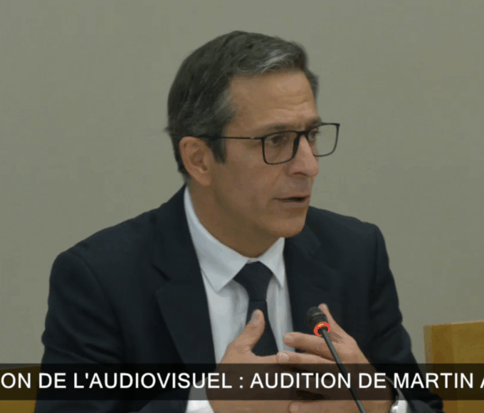 Le nouveau président de l’Arcom, Martin Ajdari, a présenté un bilan mitigé de l'audiovisuel français pour 2024 au Sénat.